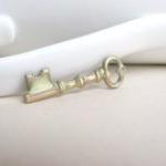 Skeleton Key Charm Creamy H..